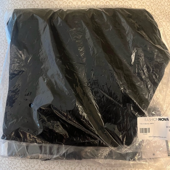 Fashion Nova Black Distressed Jeans - Picture 5 of 5